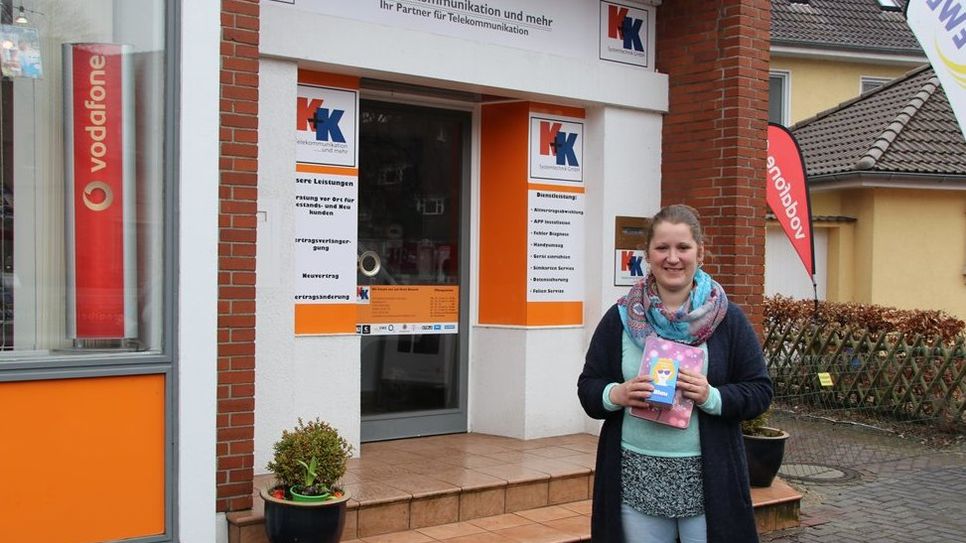 Jessica Köbernik vor ihrem neuen Ladengeschäft K+K Telekommunikation und mehr. Foto: sr