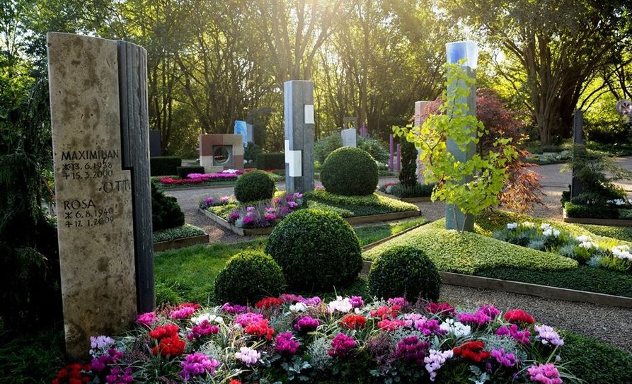 Herbststimmung auf dem Friedhof: Durch das Zusammenspiel von Licht und den sich verfärbenden Blättern entsteht eine besondere Atmosphäre.  Foto: djd