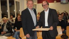 Spielerisch die Welt entdecken. Volker Kullik, Rektor an der Grundschule Karlshöfen, war es eine besondere Freude, den bundesweit gefragten Kölner Diplom-Pädagogen Detlef Träbert in der Oste- Hamme- Schule begrüßen zu können.  Foto: im