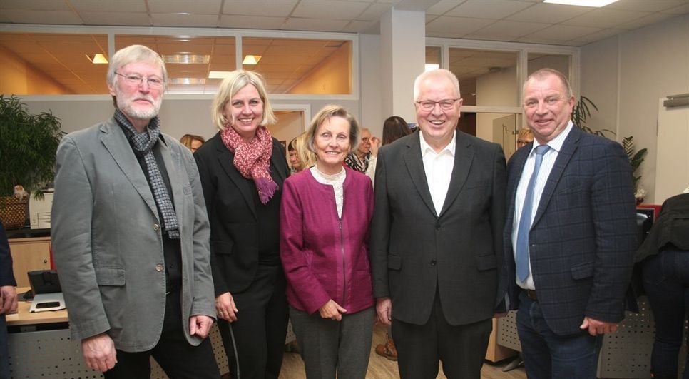 Architekt Lothar Tabery, die Verlegerfamilie Kalski mit Anja, Irmgard und Wilfried Kalski sowie Bürgermeister Detlev Fischer freuen sich über das e neue Erscheinungsbild des Anzeigers. Foto: mk