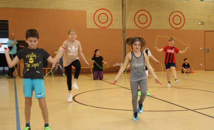 Viel Spaß und Aufklärung über Ernährung und Gesundheit nahmen die Kids der Klasse 4a mit und führten am Ende sogar eine tolle Show mit dem Springseil vor.  Foto: sr