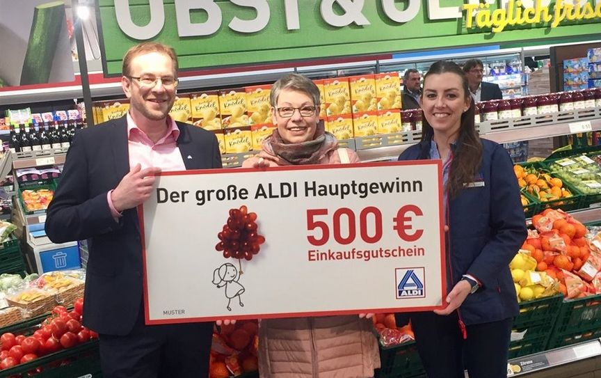 Andreas Jagoda (Regionalverkaufsleiter) und Claudia Gattkowski (re.) mit Hauptgewinnerin Christine Hölbe-Sprot (Mitte).  Foto: eb