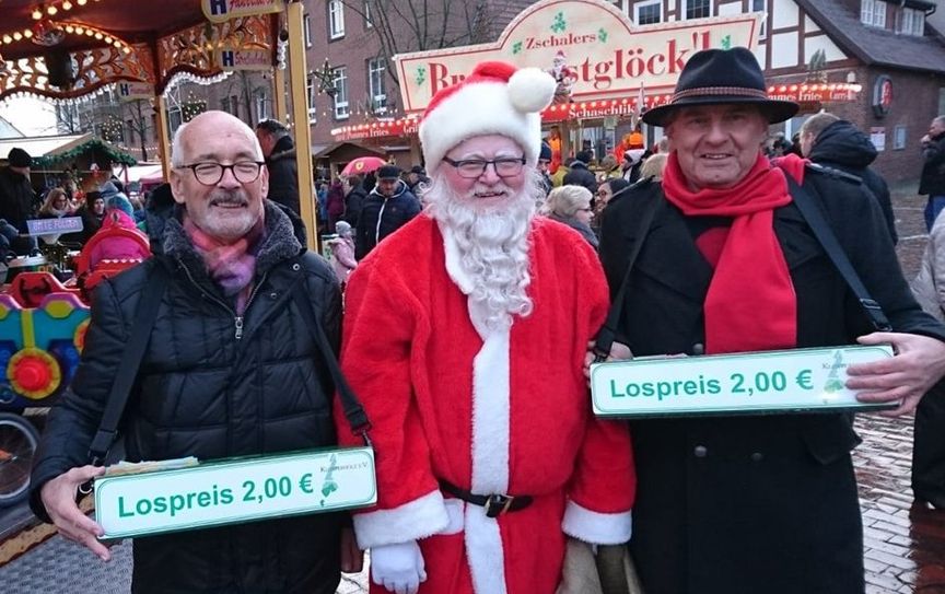 Die beiden Losverkäufer nutzten die Gelegenheit, sich einmal im Leben mit dem Weihnachtsmann ablichten zu lassen.  Foto: eb