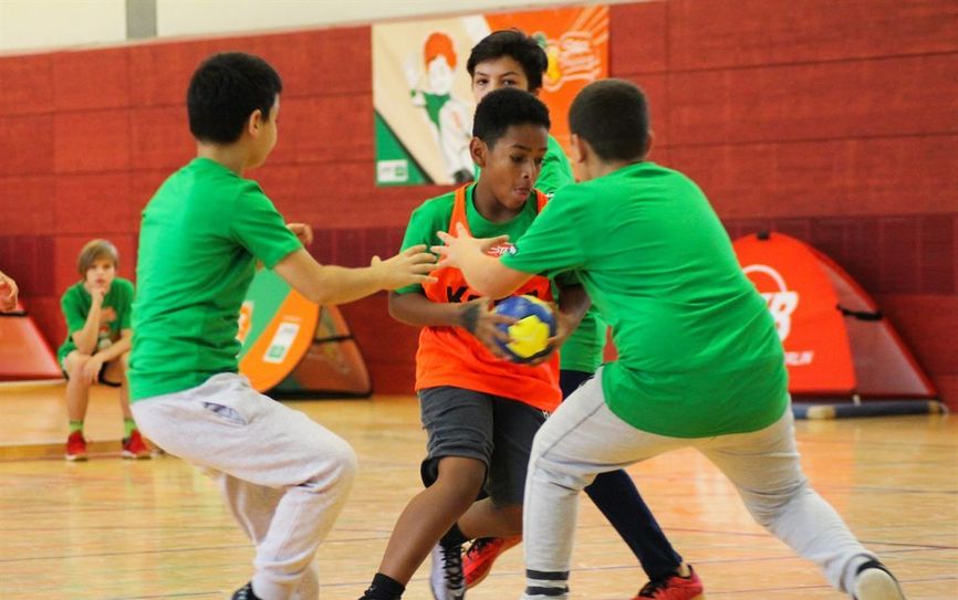 Wer an seiner Grundschule einen Schnuppertag mit den Handballstars haben will, muss sich jetzt bei der AOK bewerben. Foto: eb