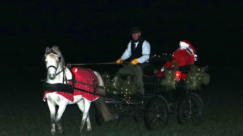 Statt auf dem Torfkahn, kam der Weihnachtsmann in diesem Jahr mit Pferd und Kutsche angesaust, um noch letzte Weihnachtswünsche in Empfang zu nehmen und kleine Naschereien an die braven Erdenkinder zu verteilen.  Foto: im