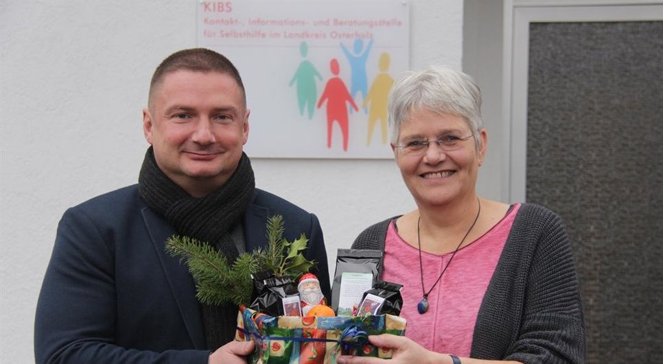 Christof von Schroetter übergab die Spende von 2.500 Euro und einen kleinen Präsentkorb an Dagmar Terbeck-Paul von der KIBS.  Foto: jm