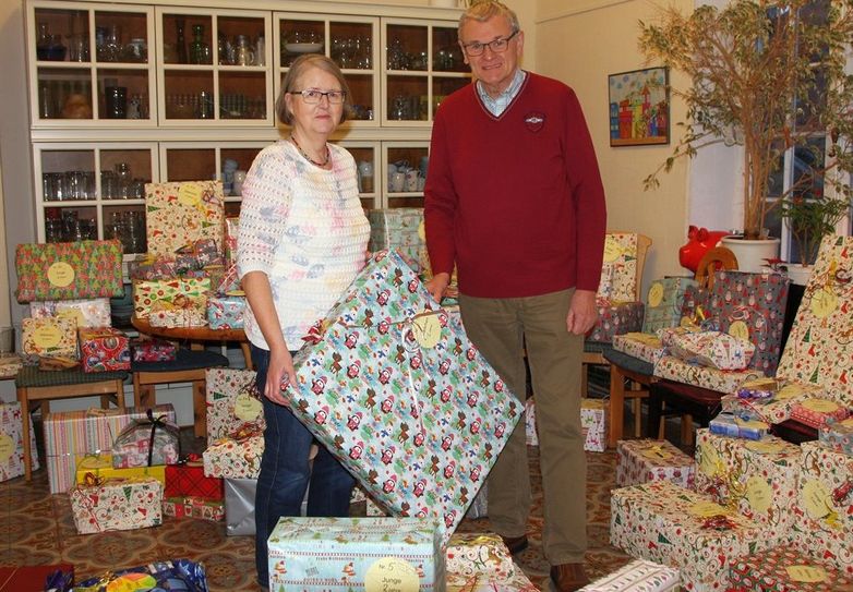 Monika und Klaus Ulbrich führten die Sterntaleraktion zum sechsten Mal durch und übergaben am 20. Dezember im Conrad Naber-Haus der Bürgerstiftung die Geschenke an die Eltern der beschenkten Kinder. Foto: mr