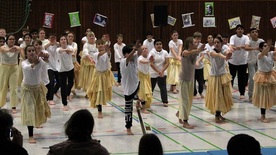 Die Aufführung war für alle ein spannender Moment und dafür haben die Schüler/innen des Lernhauses gemeinsam mit dem Tanzensemble „de loopers“ eine Choreografie einstudiert.  Foto: eb