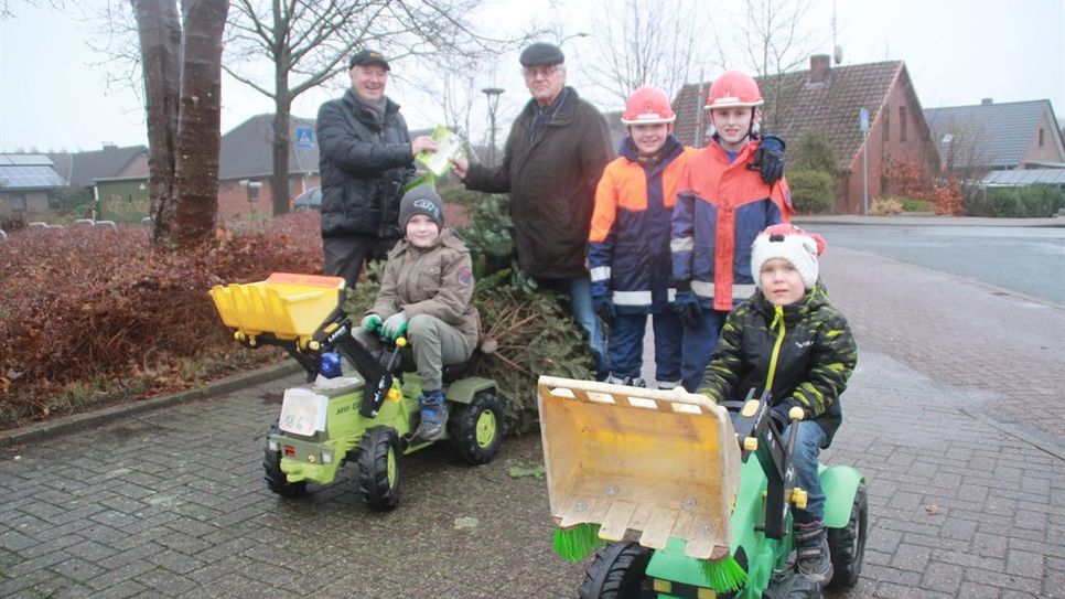 Die Tannenbaumrücknahmeaktion war wieder mal der Hit. Der Gnarrenburger Johann Pingel wurde von seinen Enkeln Niklas und Joris auf dem Trettrecker eskortiert. Ihr Ziel war die Oste-Hamme-Schule um den ausgedienten Tannenbaum abzuliefern. Foto: im