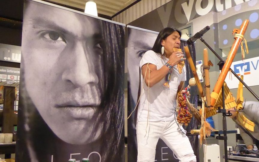 Supertalentgewinner Leo Rojas bot den Fans auf der Marktkauf-Bühne ein musikalisches Programm auf seiner Panflöte.  Foto: hc