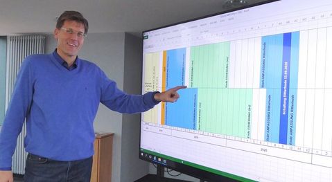 Heeger erläutert den Zeitplan zur Gasumstellung in Osterholz-Scharmbeck-Nord. Bis Juni 2021 soll die Geräteanpassung abgeschlossen sein.  Foto: hc