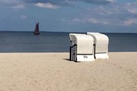 Selbst wenn das Wasser noch zu frisch zum Plantschen ist - windgeschützt im Strandkorb lässt sich die Sonne bereits genießen. Foto: djd/Tourismusverein Mönkebude/K.Fleck