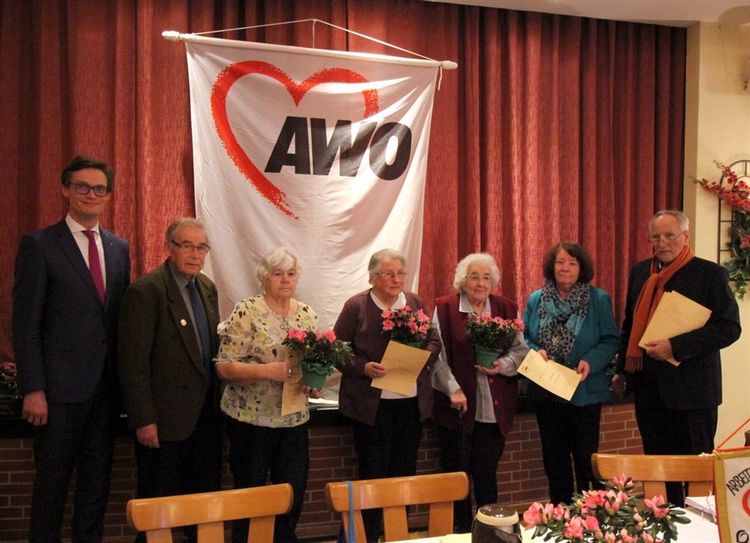 Bürgermeister Krisitan Tangermann, Hermann Stürmann und Uwe Kempf ehrten die langjährigen Mitglieder Irmgard Roschen (45 Jahre), Idaliese Wrieden (50 Jahre), Edith Annuß (40 Jahre) und Ingrid Kluth (30 Jahre).  Foto: eb