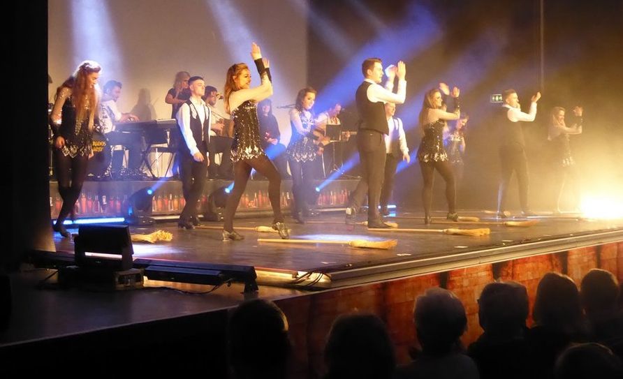 Die Tänzerinnen und Tänzer begeisterten das Publikum in der Stadthalle mit einer ausgefeilten Choreografie.  Foto: hc