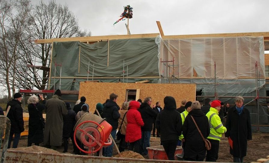 Am Montag wurde das Richtfest für das barrierefreie Mehrfamilienhaus an der Worphauser Landstr. 55 a gefeiert. Auf zwei Etagen entstehen hier Wohnungen und Appartements mit einer Größe von 30 bis 80 Quadratmetern. Im großen Gemeinschaftsraum werden zukünftig mehrere Generationen zusammenkommen und das Wir-Gefühl leben. Die Wohneinheiten werden von Menschen mit und ohne Assistenzbedarf bewohnt werden. Foto: mr