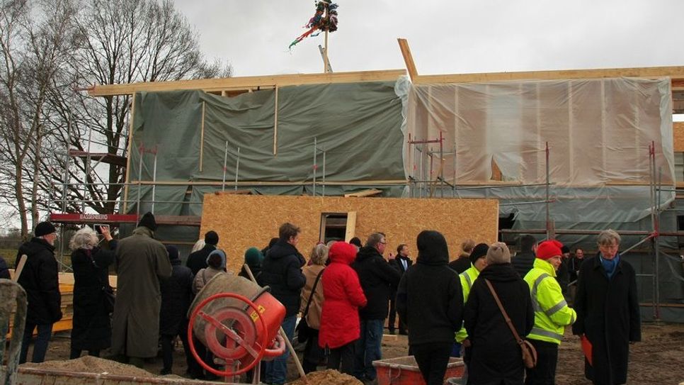 Am Montag wurde das Richtfest für das barrierefreie Mehrfamilienhaus an der Worphauser Landstr. 55 a gefeiert. Auf zwei Etagen entstehen hier Wohnungen und Appartements mit einer Größe von 30 bis 80 Quadratmetern. Im großen Gemeinschaftsraum werden zukünftig mehrere Generationen zusammenkommen und das Wir-Gefühl leben. Die Wohneinheiten werden von Menschen mit und ohne Assistenzbedarf bewohnt werden. Foto: mr