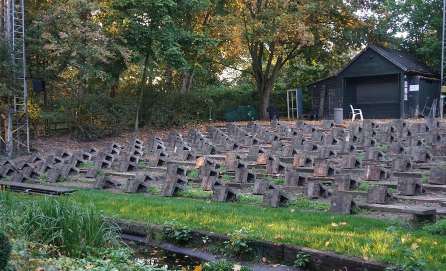 Bevor die externen Firmen mit dem Bau beginnen können, wurden die in die Jahre gekommenen Bankreihen entfernt. Foto: eb