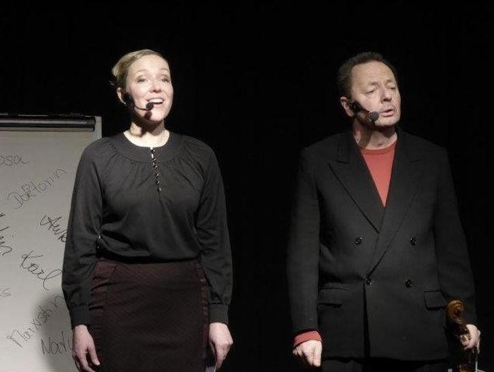 Die Schauspielerin Kristin Kehr schlüpft in die Rolle von Rosa Luxemburg und trägt deren Briefe aus dem Gefängnis vor. Tristan Jorde gibt gleich verschiedenen Zeitgenossen eine Stimme. Foto: eb