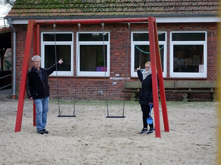 Noch hat der Kindergarten „Waldfreunde“ sein Domizil in dem alten Schulgebäude. Nach dem Neubau der Kindertagesstätte wird es abgerissen. Ortsvorsteher Klaus Tienken (CDU) und Kita-Leiterin Mareike Prigge haben sich bereits über über die Baupläne informiert.  Foto: khe