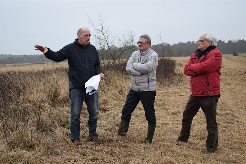 Herr Koch-Siepe, Mitarbeiter Planung- und Naturschutzamt, Herr Kleine-Büning, Leiter Planungs- und Naturschutzamt sowie Landrat Bernd Lütjen bei der Begehung.  Foto: eb