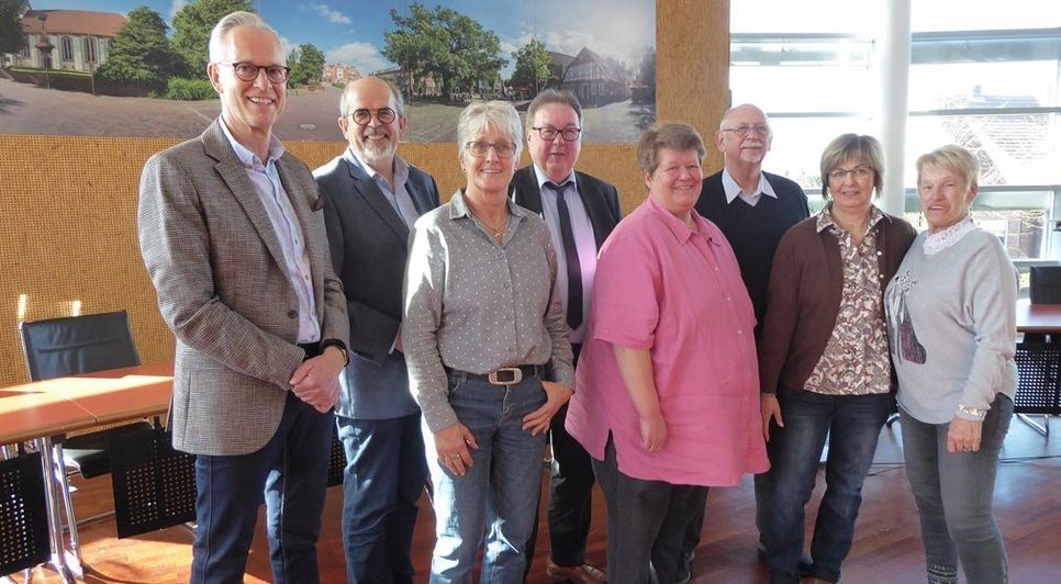 Manfred Henkis, Manfred Weidenbach, Karin Beuth, Harry Schnakenberg, Monika Stahlberg, Dieter Cordes, Ute Schwarzrock und Barbara Spitze (v.li.) stellen sich als neuer Seniorenbeirat vor. Es fehlt Peter Lessmann.  Foto: hc