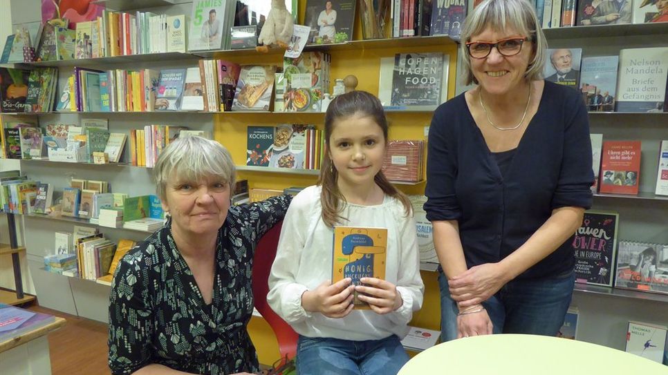 Clara las in der Schatulle von Sabine (li.) und Ute (re.) Gartmann aus ihrem Buch „Honigkuckuckskinder“.  Foto: hc