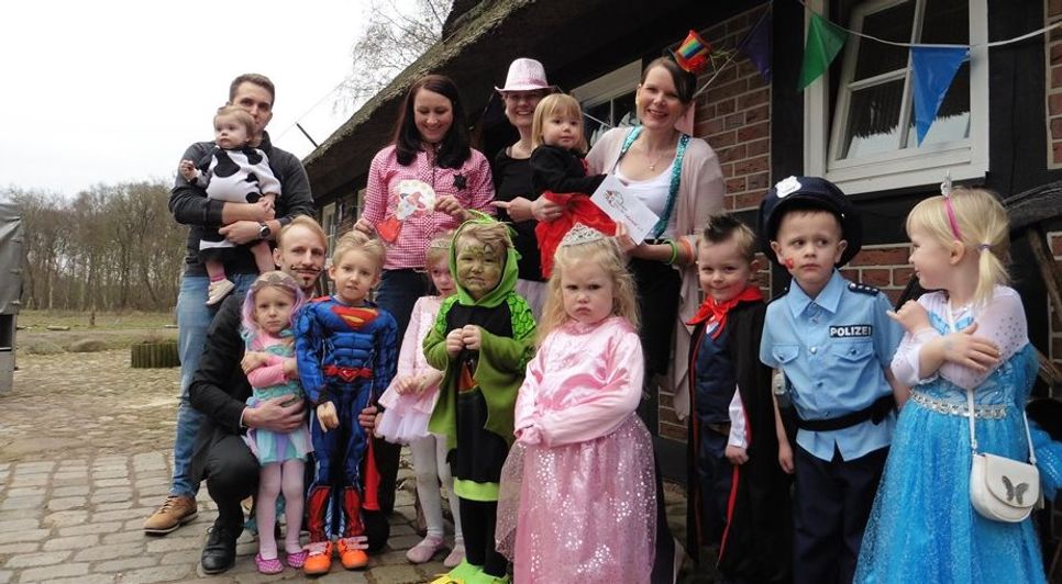 Die Kinder des Kindergartens „Am Zauberwald“ freuen sich über die Faschingsfeier.  Foto: mf