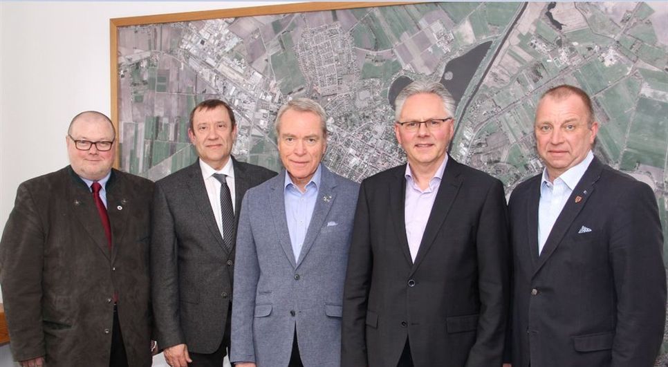 Bürgermeister Detlev Fischer (rechts) und Amtsgerichtsdirektor Helmut Claudé (2.v.l.) sprachen Rudolf Gundlach (Mitte) ihren Dank für die langjährig geleistete ehrenamtliche Arbeit aus. Neuer Schiedsmann ist Marcus Beckmann (l.). Zu seinem Nachfolger wurde Heiko Röding (2.v.r) berufen.  Foto: ue