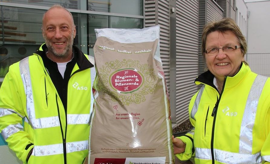 Neben Kompost und Rindenmulch verkauft die Abfall-Service Osterholz GmbH nun auch „Regionale Blumen- und Pflanzerde“. Vorgestellt wurde das neue Produkt von Betriebsleiter Marcel Patzer und Pressesprecherin Annemarie Lampe. Foto: sr