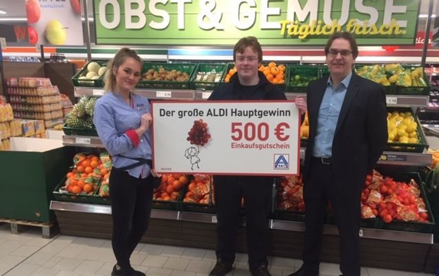 Sven Eike Gote aus Hesedorf gewann den ALDI-Einkaufsgutschein im Wert von 500 Euro.  Foto: eb