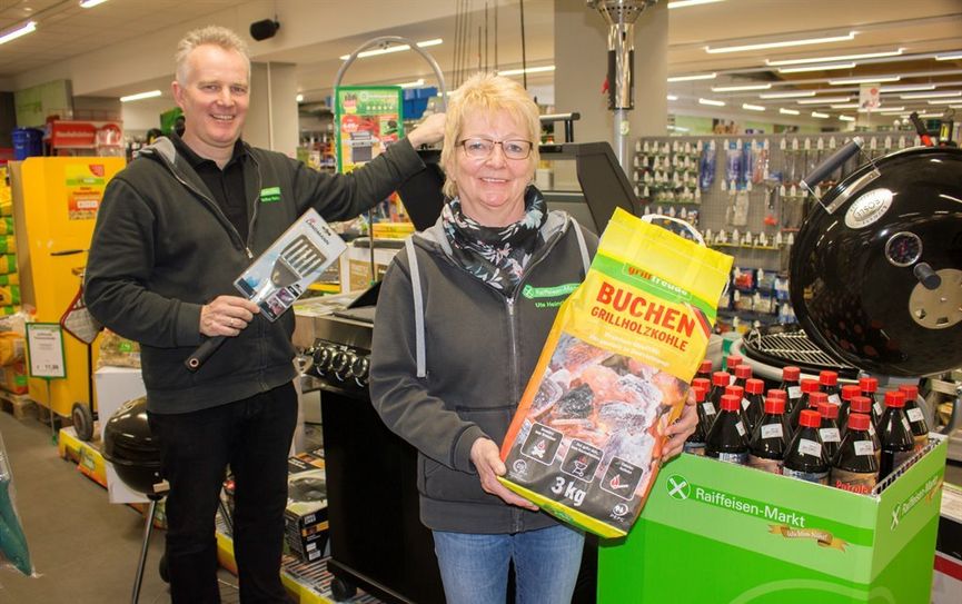 Marktleiter Volker Heins (links) und Mitarbeiterin Ute Heinrichs freuen sich über den Einzug der neuen Grillgeräte in den Raiffeisen-Markt. Foto: eb