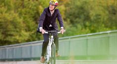 E-Bikes werden längst nicht mehr nur von Senioren, sondern beispielsweise auch für den Weg zur Arbeit genutzt. Foto: djd/Itzehoer Versicherungen/Getty