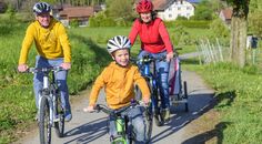 In der warmen Jahreszeit unternehmen viele Deutsche gerne einen Radausflug ins Grüne.
Foto: djd/DEVK/ARochau - stock.adobe.com