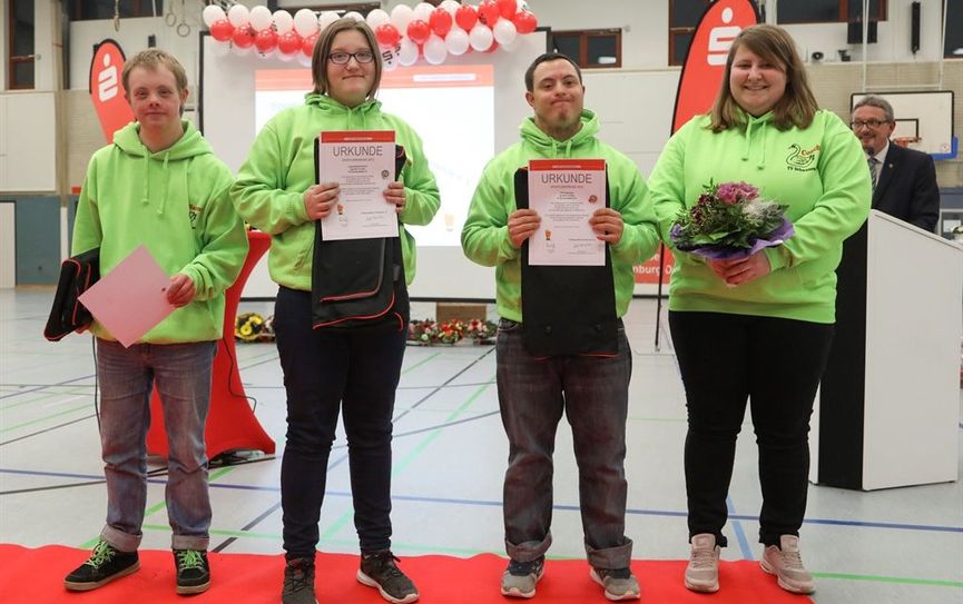 Das Bild zeigt v. li.: Hanno Köhler,  Julia Sophie, Carl Hoffmeyer und die Trainerin Alina Rogall. Foto: eb