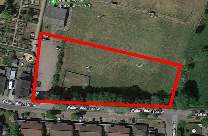 Auf dieser Fläche soll eine Kindertagesstätte entstehen. Der „Soccerplatz“ soll aber erhalten bleiben. Einstimmigkeit bei den Ausschussmitgliedern.  Grafik: ls / GoogleEarth