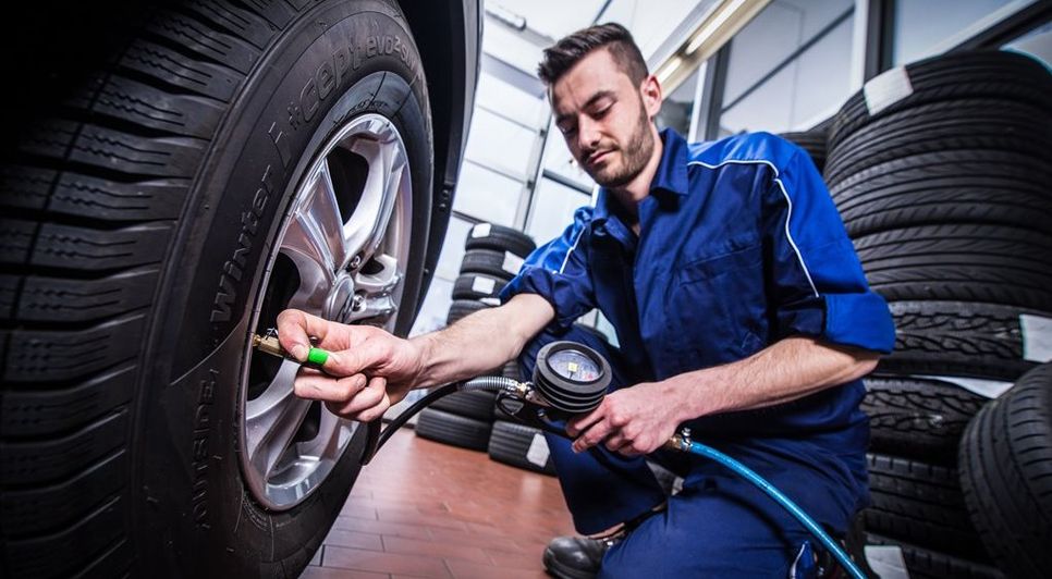 Bei der Montage in der Werkstatt werden eingelagerte Reifen geprüft, sicher montiert und optimal gefüllt. Foto: djd/Kfzgewerbe