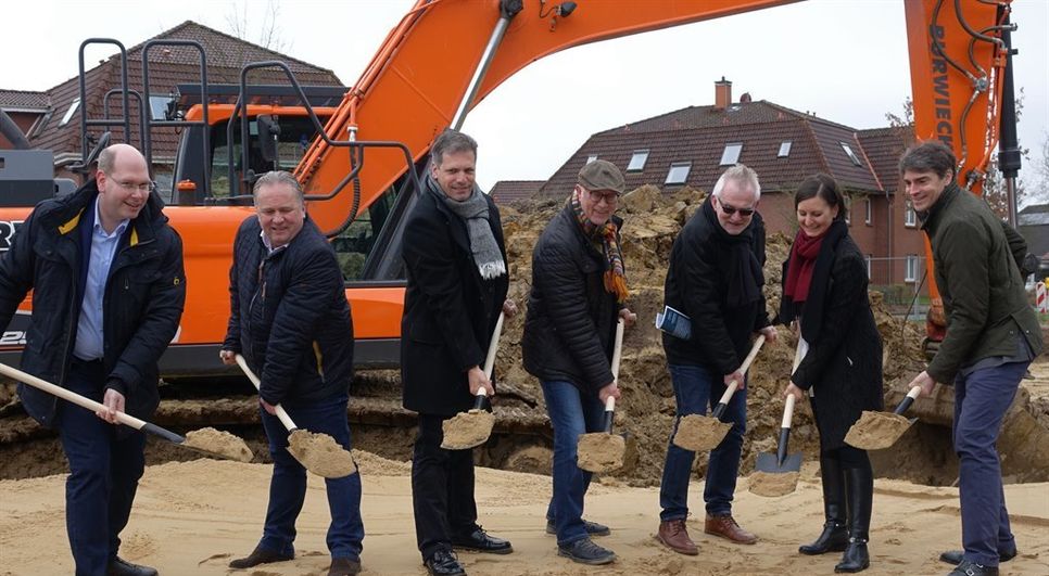 Mike Hemmerich, Frank Markus, beide Specht Gruppe, Geschäftsführer Emvia Living Dirk Lorscheider,  Ortsvorsteher Harald Michaelis, Bürgermeister Ulf Voigts, Aline Etienne und Henri-Albert de Merode von Aedifica beim ersten Spatenstich.  Foto: khe