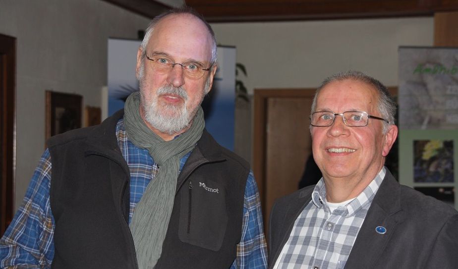 Diplom-Biologe Axel Roschen (l.) wurde für sein langjähriges aktives Engagement für den Naturschutz vom NABU-Vorsitzenden Hans-Hermann Tiedemann geehrt.  Foto: eb