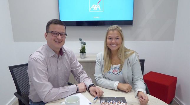 Stefan Klaus Harmsen und Mitarbeiterin Julia Kolm beraten im Haus am Markt rund um Versicherungen und Immobilienfinanzierung.  Foto: hc