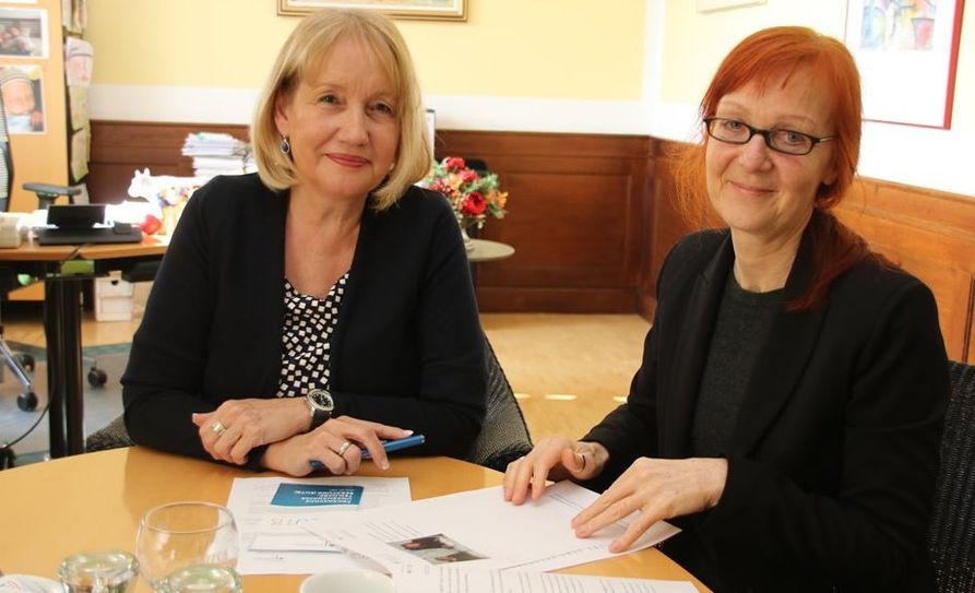 Über die kommende kompetente Beratung von Projektleiterin Karen von Grote (rechts) freut sich Bürgermeisterin Susanne Geils. Foto: sr