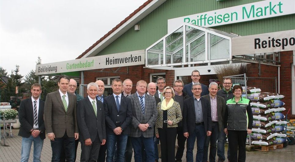 Geschäftsführer Dr. Hauke Bronsema begrüßte zur Einweihung des Lamstedter Raiffeisen-Marktes zahlreiche Gäste.  Foto: sla