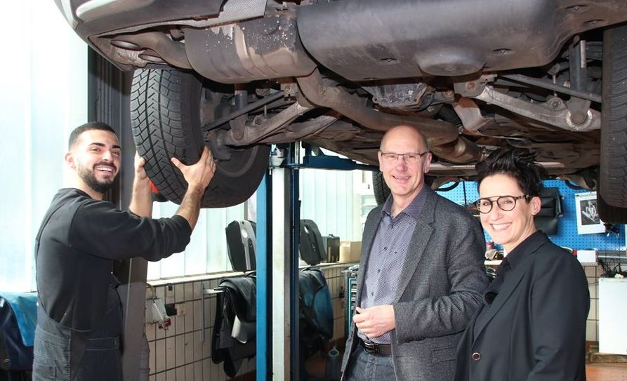 Antonio Berisha (links) ist immer mit Freude an der Arbeit. Davon überzeugten sich Jürgen Grimm und Angelika Bletgen. Foto: sr