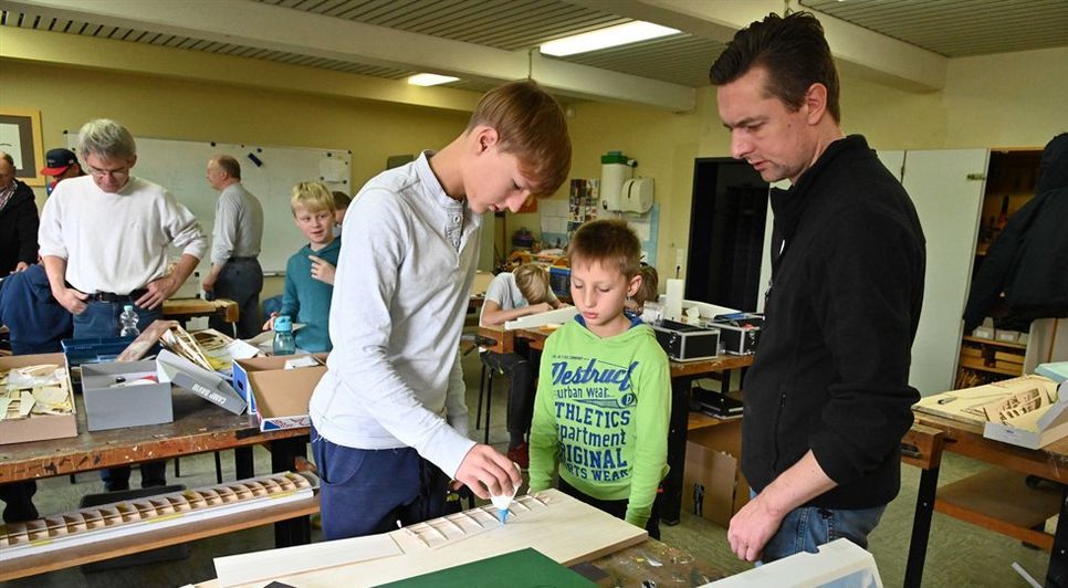 Mit Konzentration beim Handwerk: Junge Modellbaubegeisterte des TV Falkenberg bauen Flugzeugmodelle.  Foto: eb.