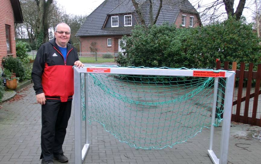 Der Vorsitzende des TSV Steden-Hellingst, Jan von Oesen, mit einem der neuen Minitor vom Kreisfußballverband.  Foto: eb.