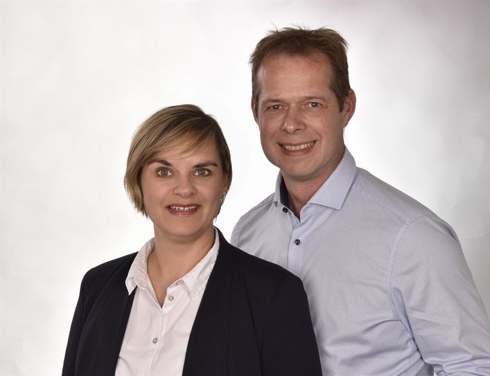 Susanne und Thomas Hübner, die zweite Generation der J. Hübner Glaserei e.K., feiern am 1. Mai zusammen mit dem Gründerehepaar  Karin und Jörg Hübner und ihren Angestellten 40 jähriges Jubiläum.  Foto: eb.