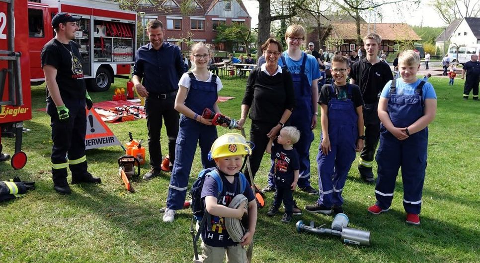 Beim Aktionstag der Freiwilligen Feuerwehr konnte der kleine Paul mal, auf den Spuren seines Helden Feuerwehrmann Sam wandeln. Foto: khe