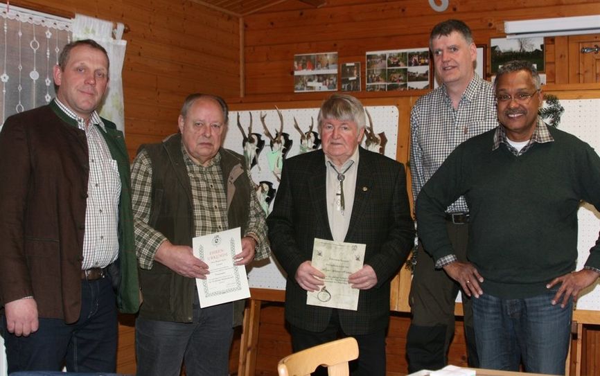 Hegeringleiter Uwe Müller (l.), Schriftführer Frank Baack (2.v.r.) mit den geehrten Mitgliedern Manfred Sander, Werner Hadeler und Julius Smitter.  Foto: sla