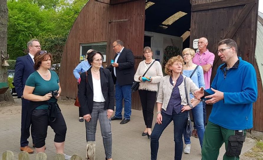 Was alles in einer Baumschule passiert und wie die Abläufe strukturiert sind, das erklärte sehr kurzweilig Sicco Brons den Mitgliedern des IRB direkt „vor Ort“.  Foto: akal