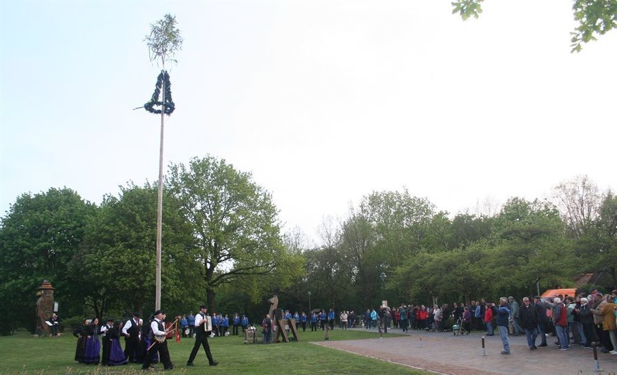 Dem Spektakel auf den Barther Wiesen wohnten zahlreiche Gäste bei, die danach noch ausgiebig bei Bratwurst und Getränken feierten. Foto: af