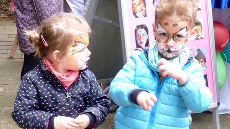 Der große Drehleiterwagen der Feuerwehr war der absolute Magnet auf dem Fest. Um Nachwuchs mussten sich die Feuerwehrleute nicht sorgen (oben). Sam und Lucie verwandelten sich beim Kinderschminken ganz schnell ins Lieblingstier. 
 Fotos: aklü